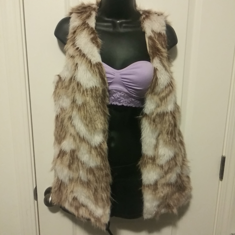 Neutral Faux fur vest - Picture 14 of 16